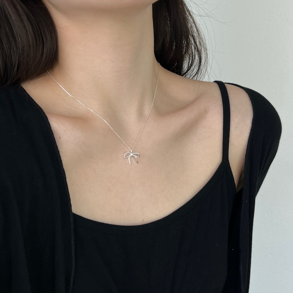 Privé Basic Bow Necklace