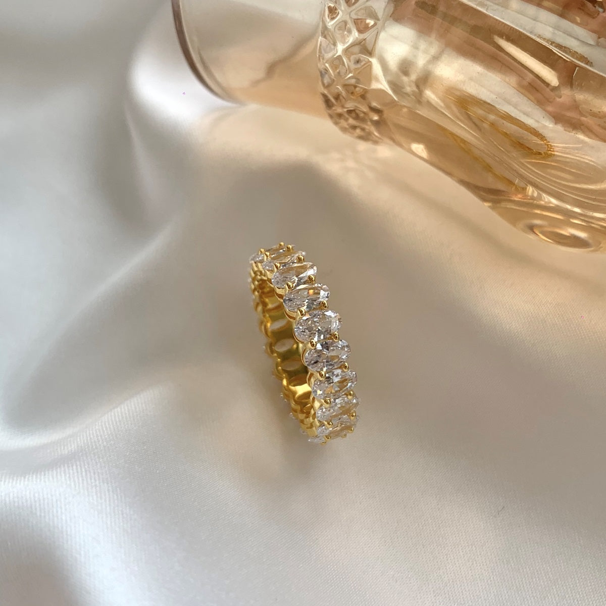 Privé Oval Halo Ring