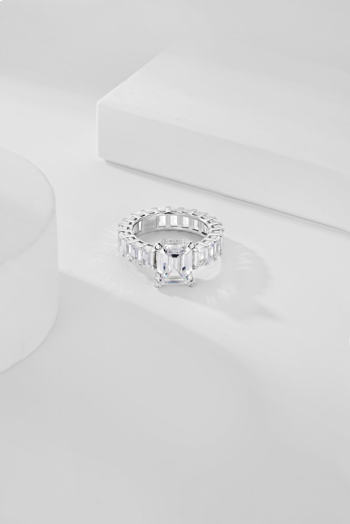 Privé Dazzling Baguette Ring